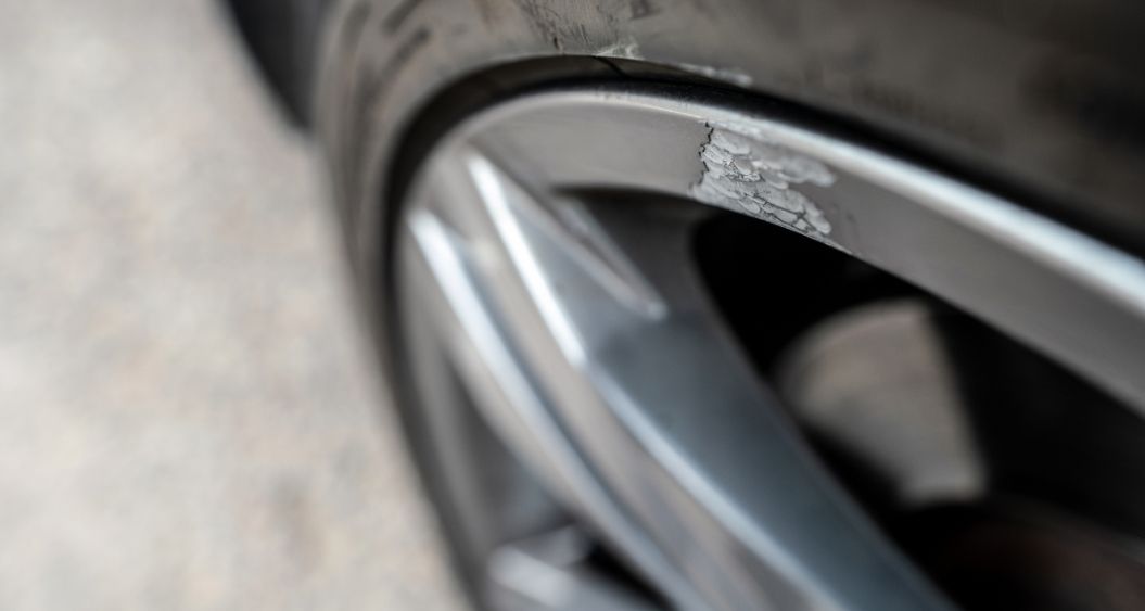 Felgen reparieren: Was tun bei Bordsteinschäden?